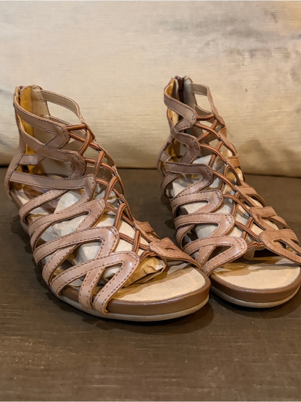 Earth Womens Strappy Caged Sandals — Light Brown